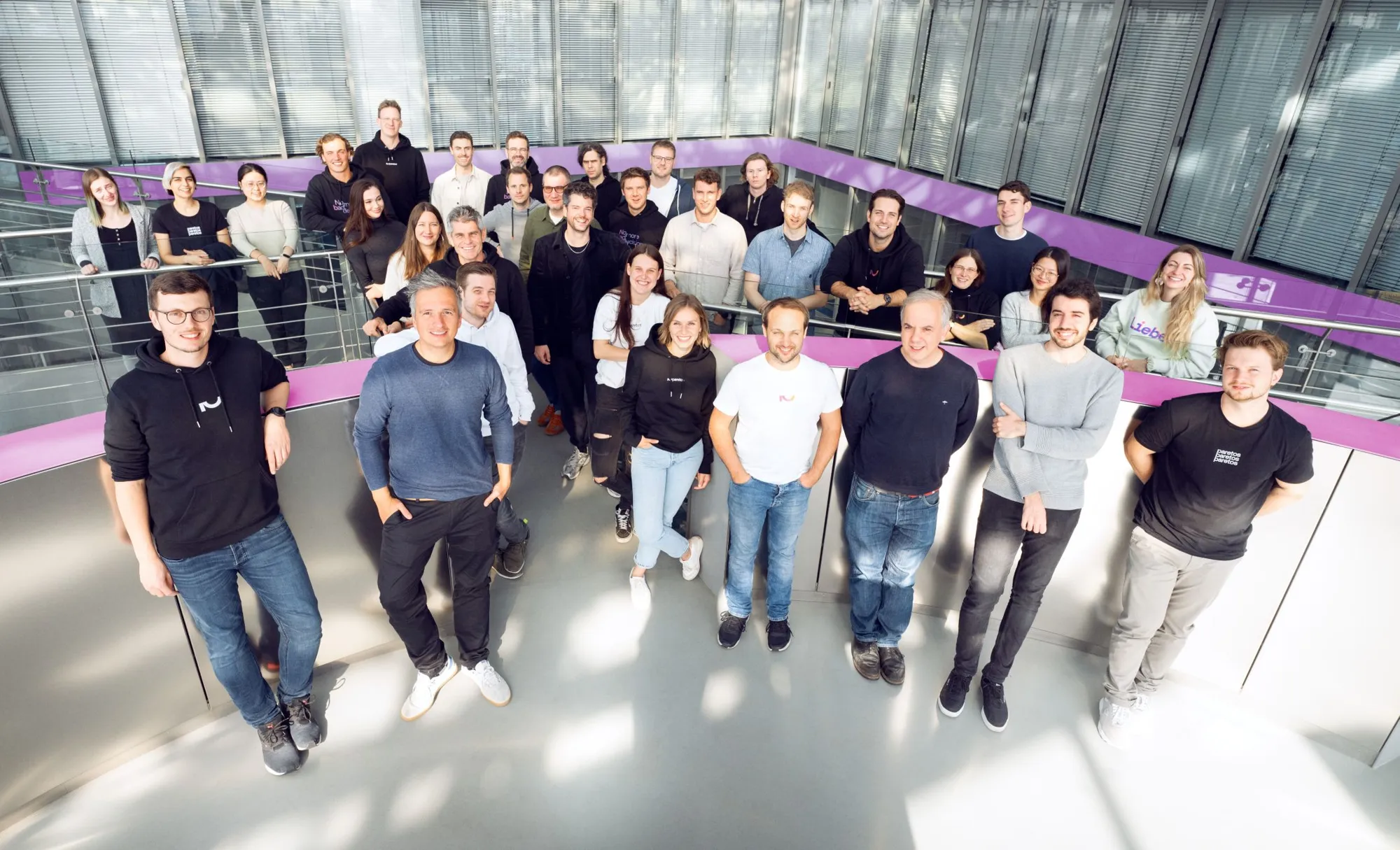 Das paretos-Team im Atrium des Heidelberger Büros